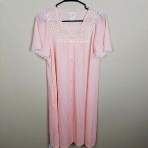 Vintage Embroidered Robe Housecoat Size Small Scalloped Neckline Button Front‎